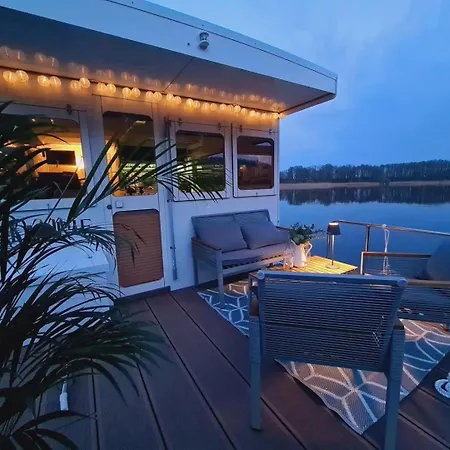 Neues Hausboot Fuer 4 Personen Mueritz Und Plauer See Botel