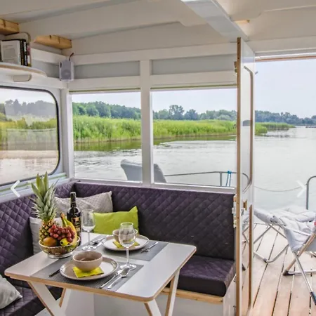 Neues Hausboot Fuer 4 Personen Mueritz Und Plauer Botel Lubz